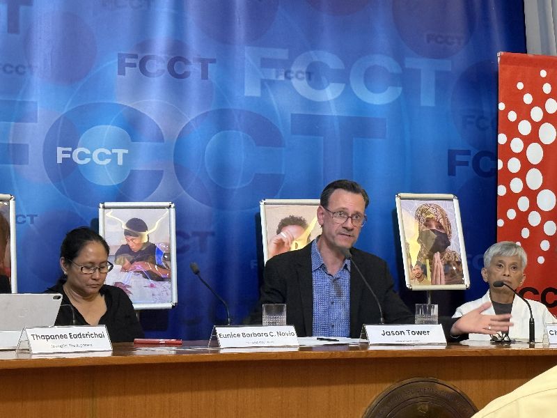 專研詐騙園區的獨立研究員陶爾（Jason Tower）（中）分析指出，近期緬甸軍方在KK園區的行動，表面上是打擊詐騙，但實際上也是為了回應國際壓力並轉移責任