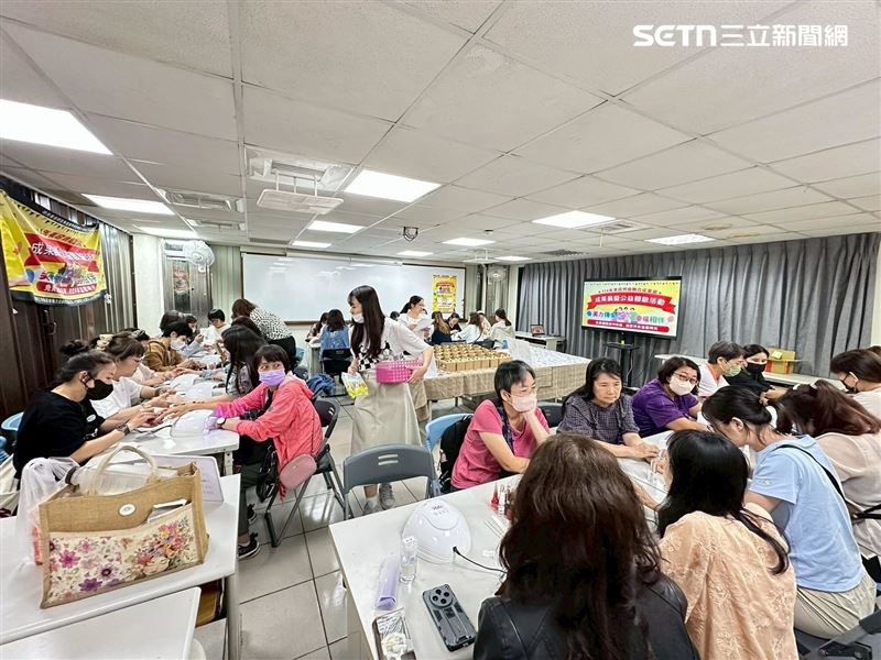 活動以「美力傳愛,幸福相伴」為主題,活動參與踴躍現場熱鬧滾滾。(圖/翻攝畫面)