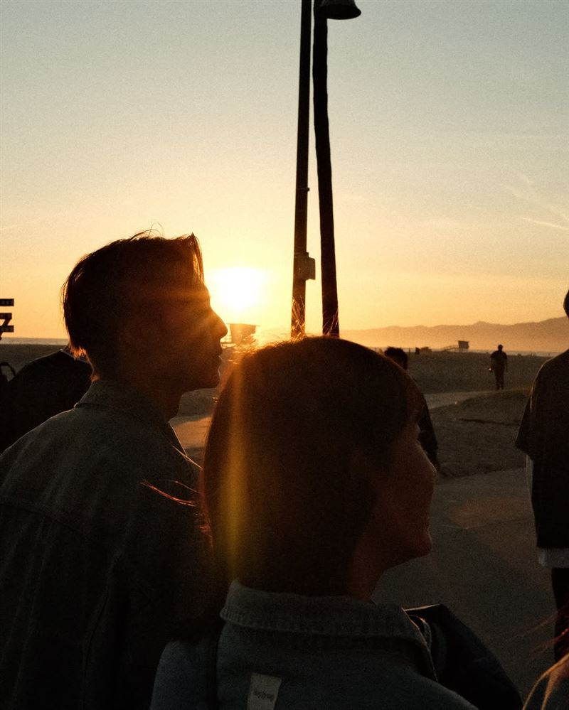 王子被抓包在今年生日貼文裡偷發和粿粿在夕陽下的合照。(圖/翻攝自IG @prince_pstar)