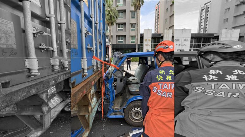 新北淡水區淡金路二段發車禍事故,小貨車追撞前方的聯結車。(圖/翻攝畫面)