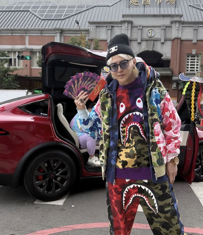 小哥哥艾里跟沈娜娜曾合作拍攝影片。(圖/沈娜娜/璃奈醬提供)