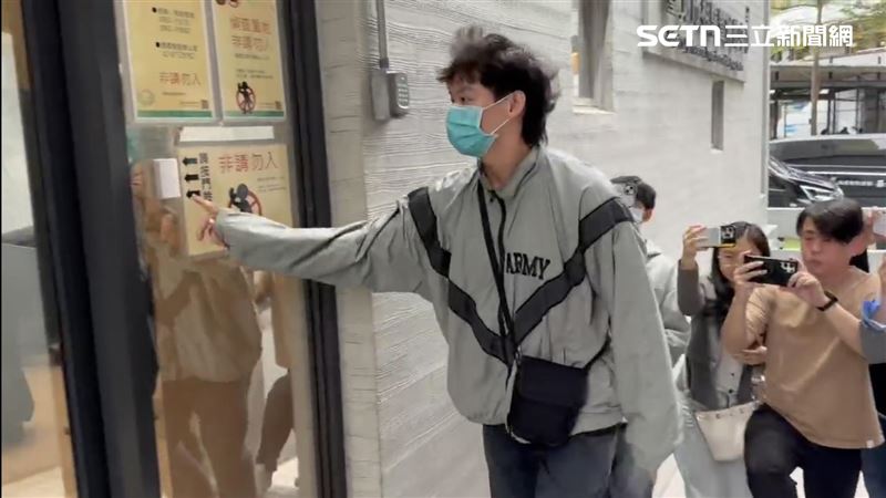 曾女胞兄從正門進入相驗中心。（圖／記者楊忠翰攝影）