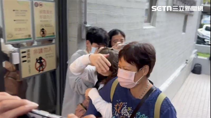 曾女母親從正門進入相驗中心。（圖／記者楊忠翰攝影）