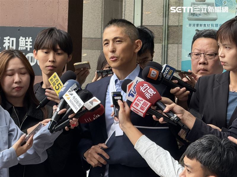 壯闊台灣聯盟創辦人吳怡農前往民進黨中央黨部遞表，爭取台北市長提名（圖／記者劉秀敏攝影）