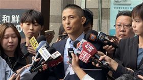 壯闊台灣聯盟創辦人吳怡農前往民進黨中央黨部遞表，爭取台北市長提名（圖／記者劉秀敏攝影）