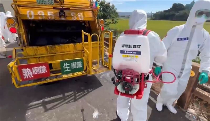 官兵將案例場內雜物移除,做環境清潔,35名化學兵現場待命,消毒周圍進出的人車。(圖/陸軍第十軍團提供)