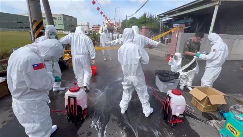 台中非洲豬瘟場3度採檢陽性,將採樣飼主住家環境。(圖/陸軍第十軍團提供)