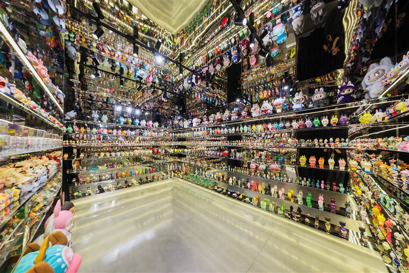 本次展區以鏡面構築「鏡房」空間,展示2015年至今的THE MONSTERS手辦珍藏!圖為上海站花絮。(圖/主辦單位提供)