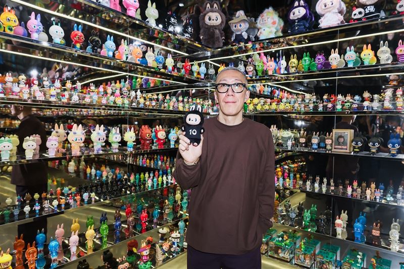 本次展區以鏡面構築「鏡房」空間,展示2015年至今的THE MONSTERS手辦珍藏!圖為上海站花絮。(圖/主辦單位提供)