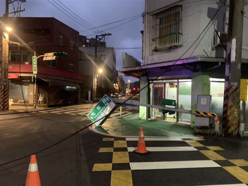砂石車沒將防塵網收起,當場勾倒紅綠燈桿。(圖/桃園電子報X提供)