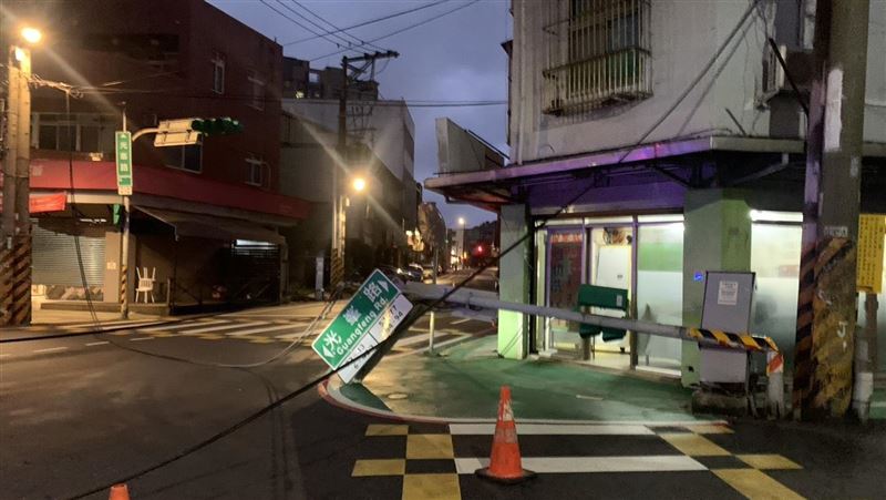 傻眼！砂石車防塵網沒放　轉彎勾倒紅綠燈