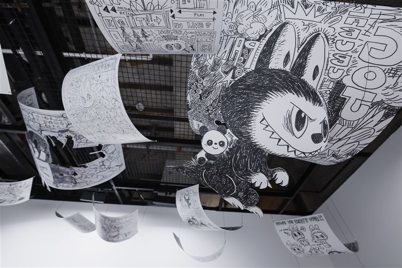 步入「藝術迴廊」展區,便能細細品味藝術家龍家昇的繪畫原作,感受筆觸之下的溫度與奇思。圖為上海站花絮。(圖/主辦單位提供)