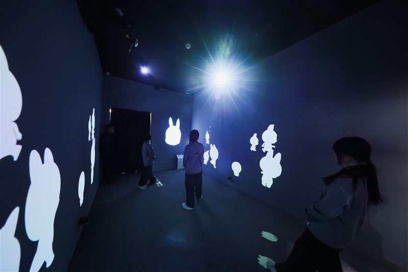 「光影遊樂場」以互動光影設計,呈現LABUBU的調皮本色。圖為上海站花絮。(圖/主辦單位提供)