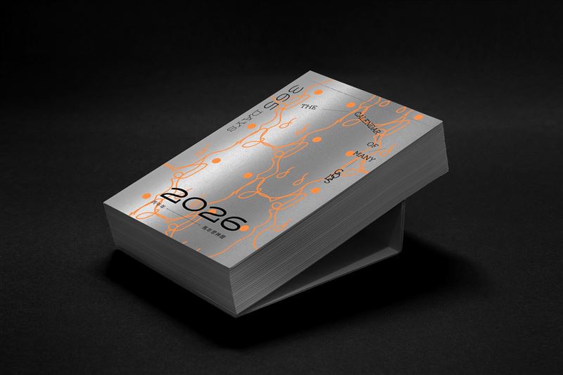 《2026馬年眾神曆》尺寸是一般日曆的雙倍開本,清楚呈現神像筆觸與故事。(圖/品牌業者提供)