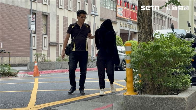 張依萍15萬元交保。(圖/記者楊佩琪攝)