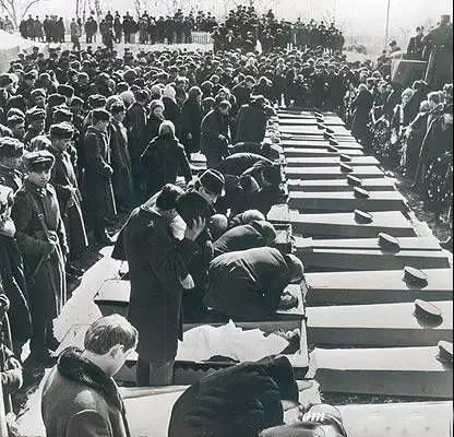 珍寶島衝突中死亡的蘇軍,葬禮上親人向陣亡者告別。(圖/翻攝維基百科)