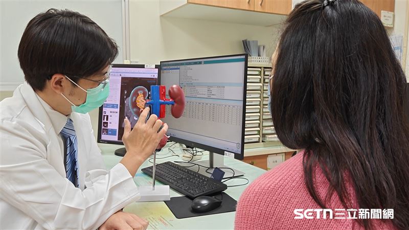 腎臟內科蔡俊傑醫師指出,多囊腎具遺傳傾向,患者的直系親屬罹病風險較高,建議一等親應定期接受腎功能與影像檢查。此疾病早期症狀不明顯,但隨著囊腫增大,可能出現腰腹脹痛、血壓升高、泡泡尿或血尿等情形。若未及早控制,腎功能將逐步惡化,最終需透析或腎臟移植。他提醒,維持良好生活習慣、控制血壓並定期追蹤,是延緩病情進展的關鍵。(圖/彰基授權提供)