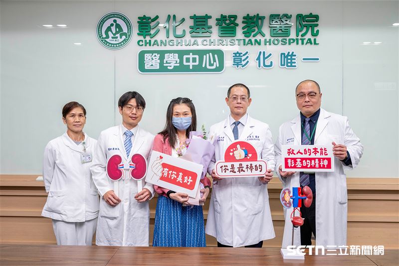 陳小姐在今年9月重新回到講台上教課,也在不久前到醫院分享自己的經驗,鼓勵更多腎臟病患者及家屬正視疾病、勇敢面對治療過程。她感謝醫療團隊與家人的支持,並希望透過自身故事提醒大家及早檢查、關注腎臟健康,讓生活品質與工作能夠如常延續。(圖/彰基授權提供)