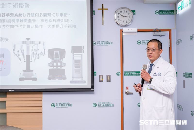 泌尿外科陳俊吉醫師指出,患者多囊腎體積龐大,嚴重壓迫腹腔臟器,導致呼吸受限、食量減少及腹脹不適等問題。為降低手術風險並縮短恢復期,所以團隊採用達文西微創手術進行雙側腎臟切除。(圖/彰基授權提供)