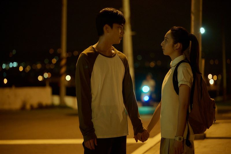 曾敬驊（左）、李沐（右）《如果我不曾見過太陽》「散步偷牽手」甜到融化。（圖／如果我不曾見過太陽提供）