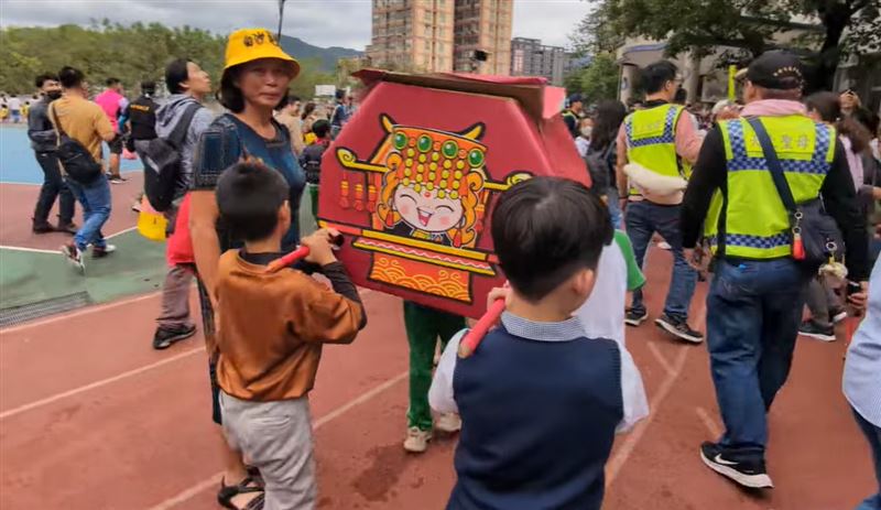 孩子們扛著自製鑾轎迎接媽祖,它是先前課程老師帶領學生製作的,如今意外派上用場可謂完美巧合。(圖/翻攝自youtube@白沙屯媽祖網路電視台)