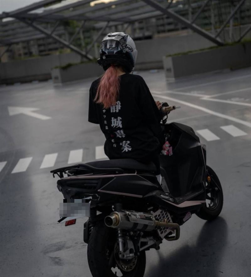 騎改裝車的柯姓女子,曾穿印有靜城專案的外套,相當諷刺。(圖/翻攝自當事人IG)