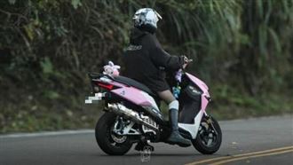 騎改裝車炸街罰單金額曝！短褲妹當場落淚