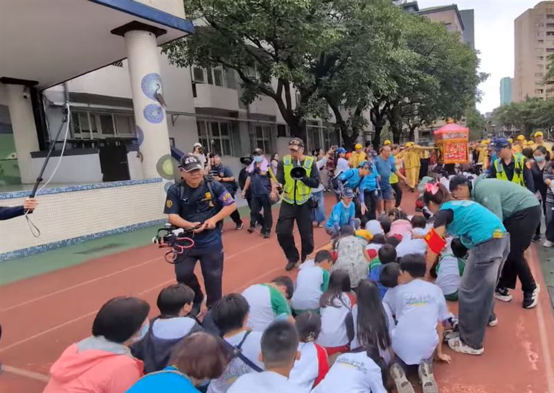白沙屯媽祖來到土城國小,孩子與家長井然有序地等鑽轎。(圖/翻攝自youtube@白沙屯媽祖網路電視台)