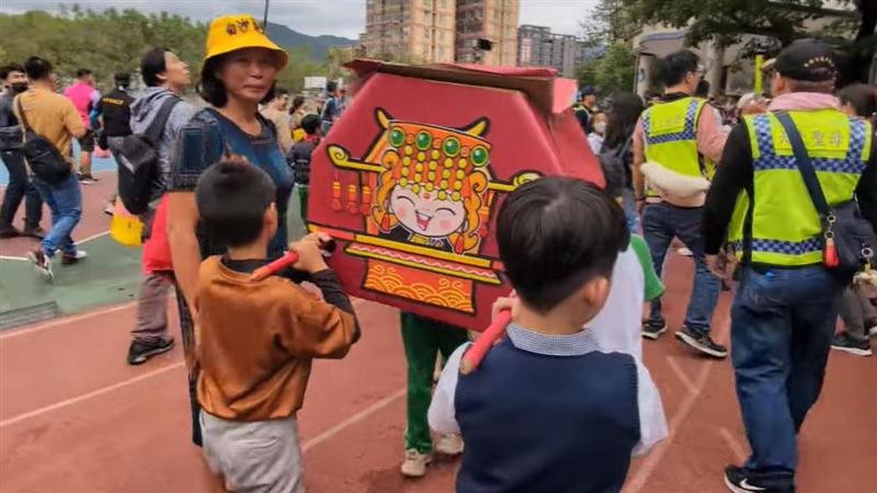 學童扛紙鑾轎迎白沙屯媽　背後藏完美巧合