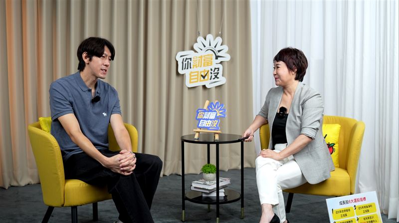 投資達人陳喬泓(圖左) 提醒空手者切勿急著追高,可鎖定具AI競爭力的主流股,等待回檔10%至15%再進場。詳細內容,11月8日中午12時於《你財富自由沒》YT頻道播出。(圖/翻攝自《你財富自由沒》YT頻道)