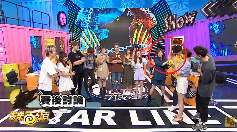 孫沁岳往後躲閃。（圖／八大電視娛樂百分百YouTube）