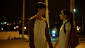 曾敬驊（左）、李沐（右）《如果我不曾見過太陽》「散步偷牽手」甜到融化。（圖／如果我不曾見過太陽提供）