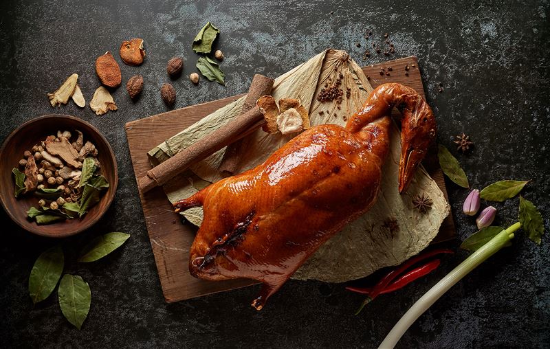 台北美福《萬萬BOOK 超值饗宴》提供價值近16,000元的六人分享餐,支付10,000元+10%即可享用。套餐包含潮粵坊餐廳人氣料理「明爐香烤片皮鴨三吃」,經典片皮鴨搭配三款佐醬及配料,風味獨特。(圖/飯店旅宿業者提供)