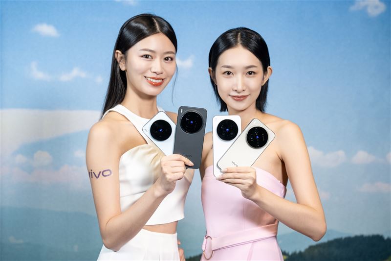 vivo X300 Pro機身7.99mm,結合6.78吋螢幕與微弧直邊中框