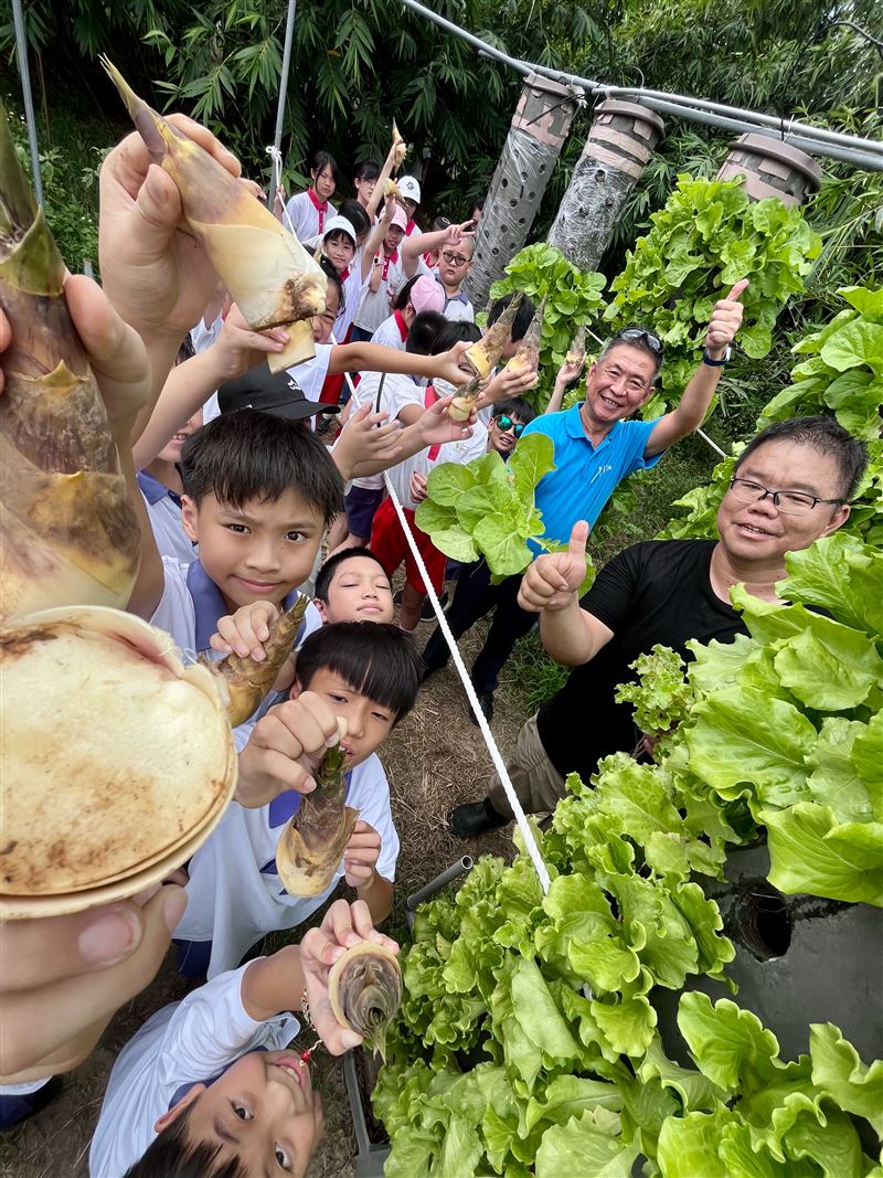 八里榕爺黃金筍農場透過有機栽培與科技農業向新泰國小的學生說明新北的農業特色。（圖／翻攝畫面）