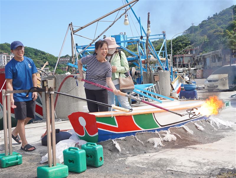 帶領淡江大學視障資源中心的師生體驗金山蹦火是多元參與的食農教育場域典範之一（圖／翻攝畫面）