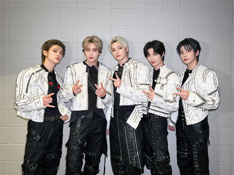 TOMORROW X TOGETHER加場11月8日中午12點採一次性全面販售。(圖/翻攝自官方X)