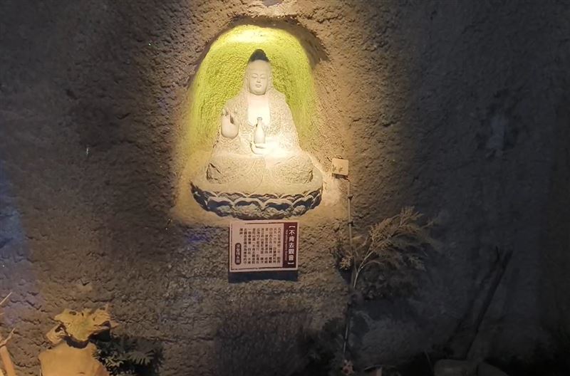 許多民眾會向西湖渡假村靈山洞的不肯去觀音,祈求愛情順利。(圖/翻攝畫面)