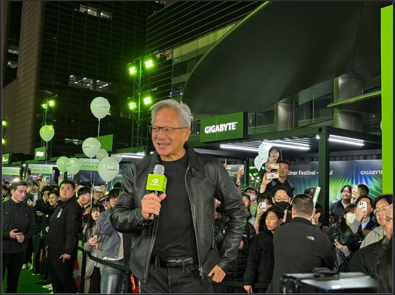 技嘉參與NVIDIA GeForce Gamer Festival，帶領全球玩家嗨翻。黃仁勳親臨現場與玩家熱情互動，韓團LE SSERAFIM壓軸登場掀熱潮。（圖／技嘉提供）