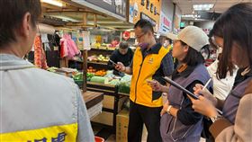 北市府稽查3市場豬肉攤　未發現異常台中有養豬場檢出非洲豬瘟病毒陽性反應，台北市市場處24日持續與衛生局、動保處及警察局前往士林市場、大直市場及北投市場的豬肉攤位稽查，多數業者因禁宰禁運自行停業，有營業攤販則未發現異常情形。（台北市市場處提供）中央社記者劉建邦傳真　114年10月24日