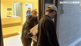 陳男母親在親友陪同下離開相驗中心。（圖／翻攝畫面）