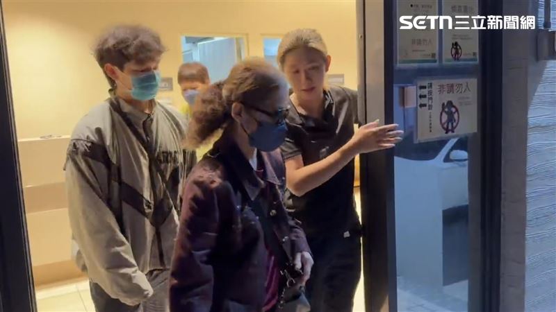 曾女母親及胞兄離開相驗中心。（圖／翻攝畫面）