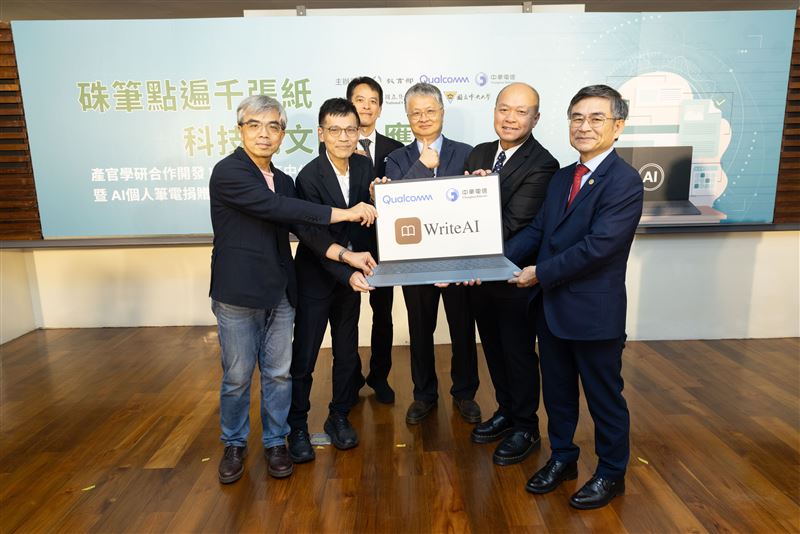 中華電信執行副總林文智(右一)與高通副總裁暨臺灣、東南亞與紐澳區總裁劉思泰(右二)共同捐贈AI個人筆電,支持教育部AI輔助作文教學計畫,並由教育部政務次長劉國偉(右三)及教育部副司長邱仁杰(左三)見證。(圖/品牌業者提供)