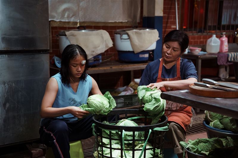 王彩樺(右)與林怡婷在《恨女的逆襲》中飾演一對母女。(圖/華映娛樂提供)