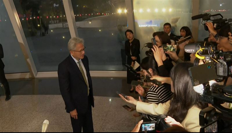 面對媒體提問,黃仁勳露出微笑,強調「我知道全台北人都希望輝達設在台北」,語氣中流露對台灣的深厚情感。以溫和語氣回應北士科談判進度,展現誠懇與風度。(圖/AP提供)