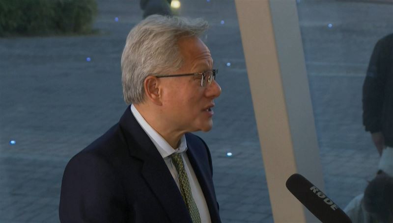 黃仁勳在南韓APEC演說後接受媒體訪問,談及輝達台灣總部進度,坦言尚未掌握北士科最新狀況,但他亦流露出十分希望總部能落腳台北市的心願。(圖/AP提供)