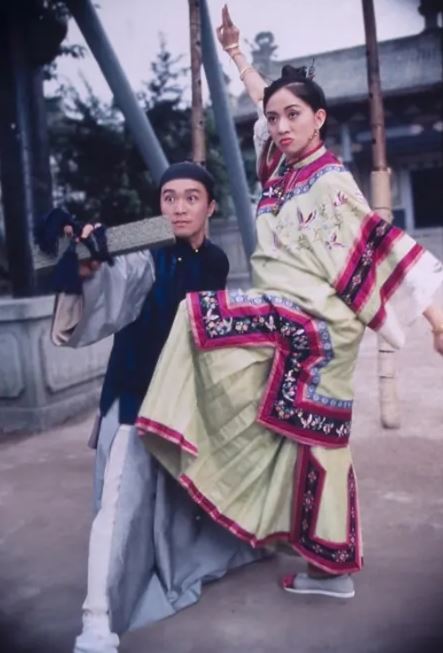 每年國曆10月10日是梅艷芳生日！成龍曝光對梅艷芳與張國榮的最後記憶，令人動容，引網友淚崩。圖為 與周星馳合演電影《威龍闖天關》。（圖／翻攝自豆瓣電影）