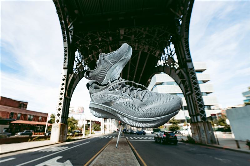 BROOKS ADRENALINE GTS 25週年限定款以銀婚為靈感，致敬經典。（圖／品牌業者提供）