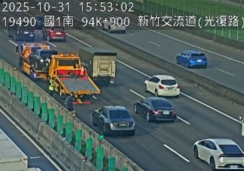 勞斯萊斯被拖吊車載下高速公路。（圖／翻攝自高公局1968APP）