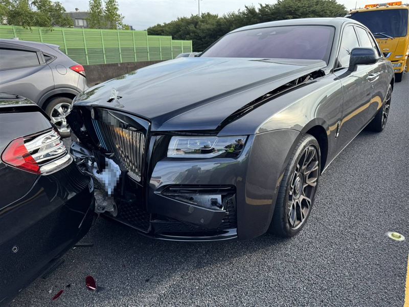 勞斯萊斯國道撞賓士,初估勞斯萊斯維修費就要300萬。(圖/民眾提供)